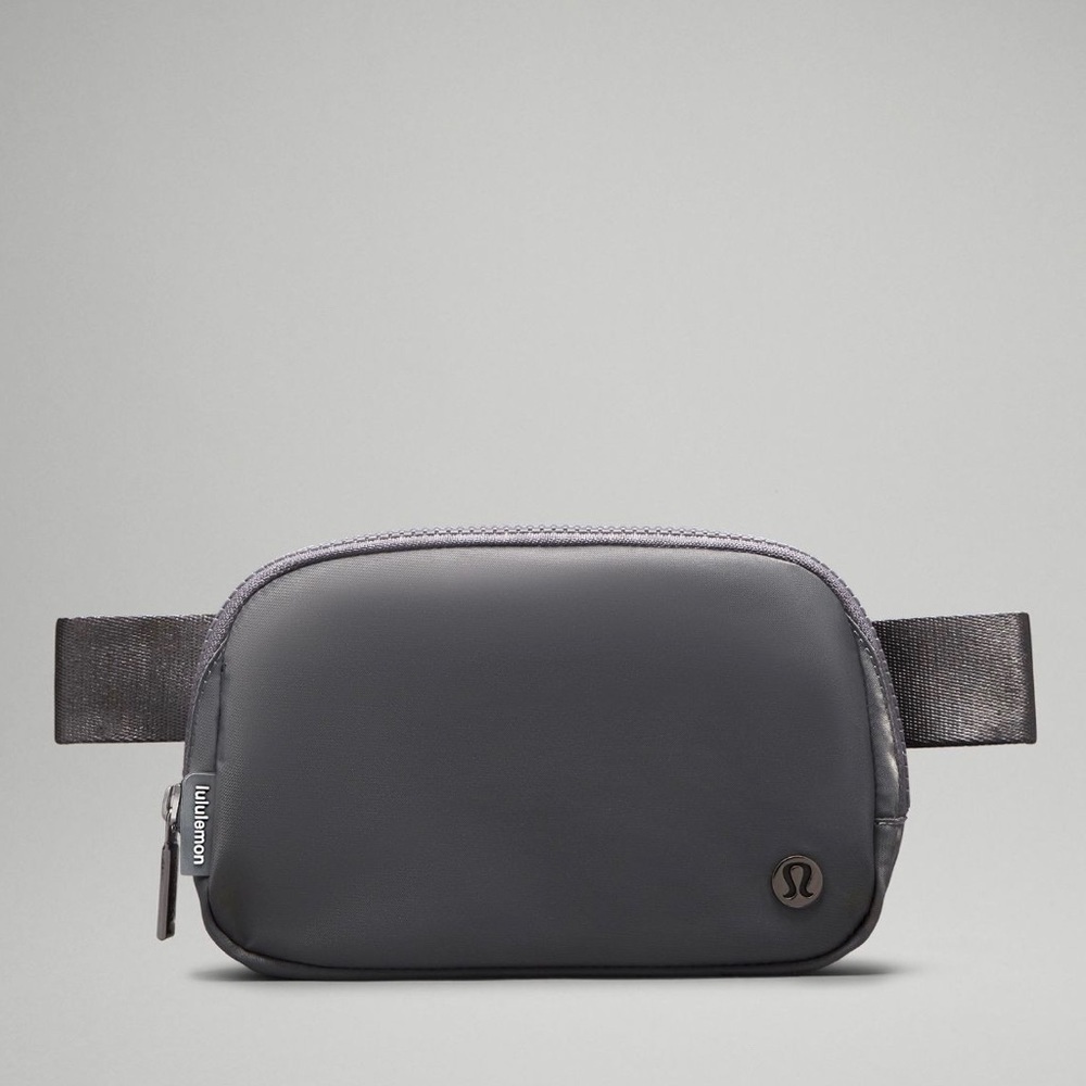 NEW LULULEMON EVERYWHERE BELT BAG
Traverse grey